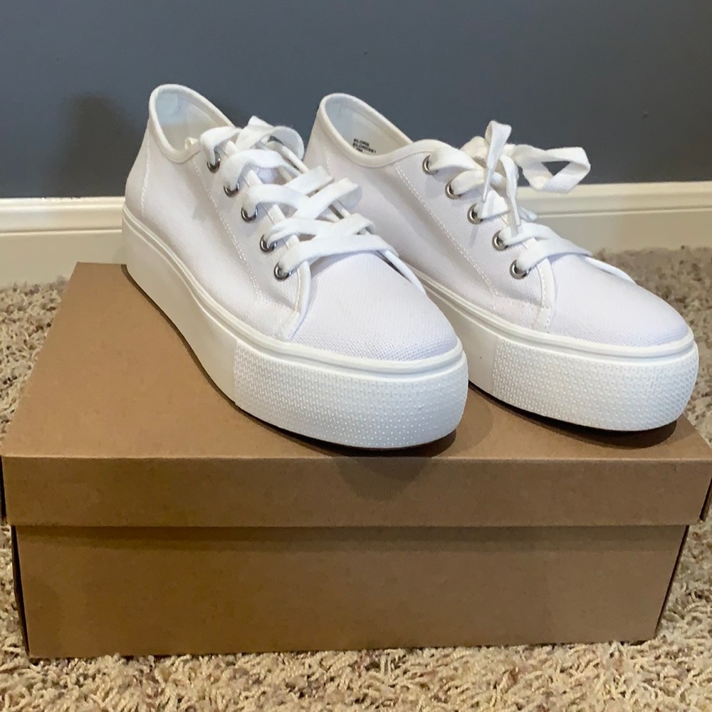Brand new! Never worn Steve Madden platform white sneakers. Size 8.5